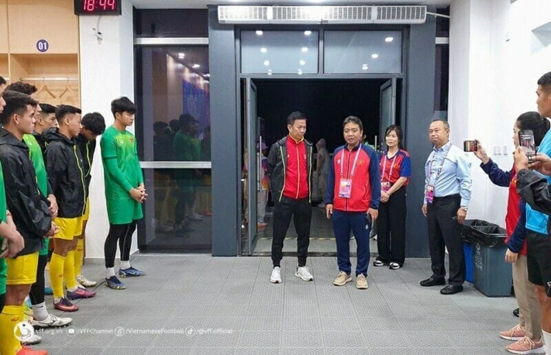 Thứ trưởng Hoàng Đạo Cương tới thăm và động viên đội tuyển Olympic Việt Nam. (Ảnh: VFF)