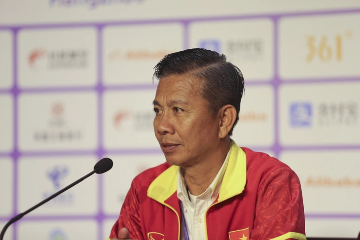 HLV Hoàng Anh Tuấn cùng toàn đội tập trung giành kết quả tốt trước Olympic Ả Rập Xê Út (Ảnh: Tuổi trẻ)