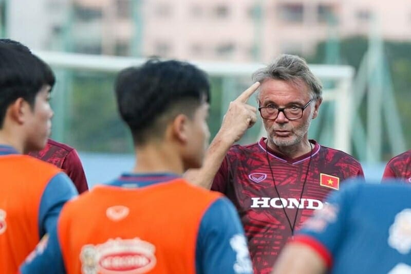 HLV Troussier và dàn sao U23 Việt Nam nhận sự khích lệ lớn. Nguồn: Báo Nhân dân.