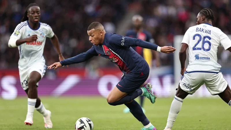 Mbappe bị quây ráp rất chặt