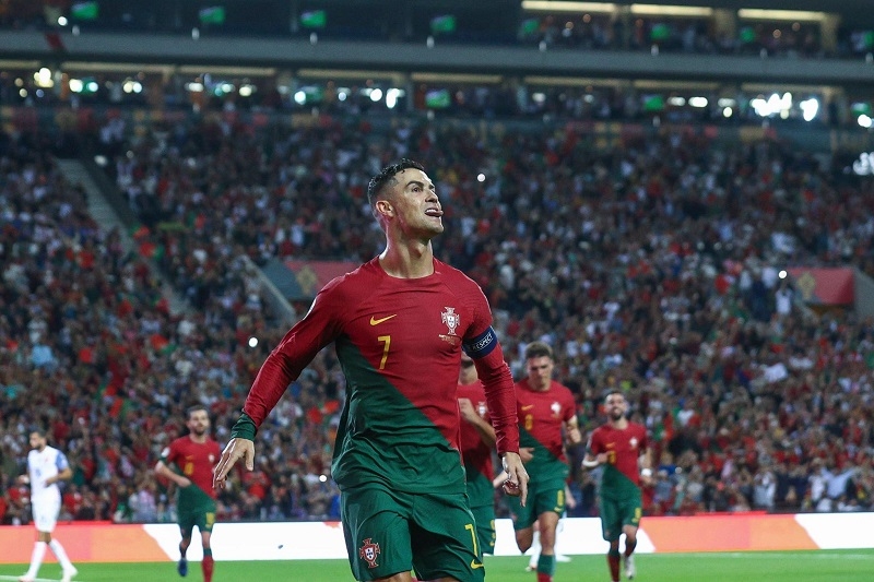 Cristiano Ronaldo nhân đôi cách biệt cho ĐT Bồ Đào Nha.