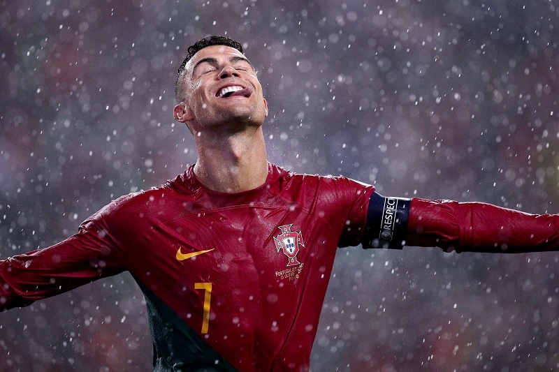 Cristiano Ronaldo vừa lập cú đúp vào lưới Slovakia.