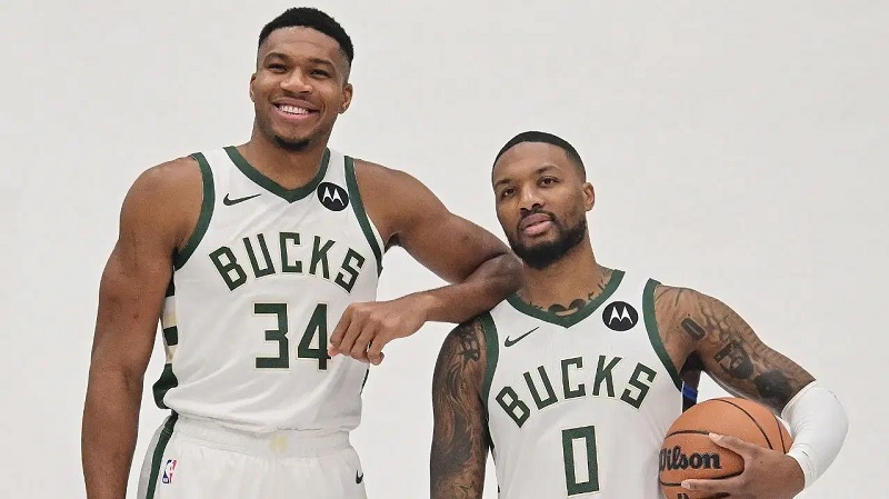 Lillard bên cạnh đàn em Giannis Antetokounmpo