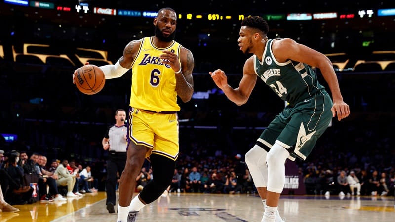 Giannis trong một lần so tài với James