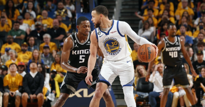 Warriors chật vật vượt qua Kings ở vòng Playoff