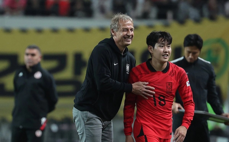 HLV Klinsmann chia vui với học trò nhưng cũng không quên nhắc nhở