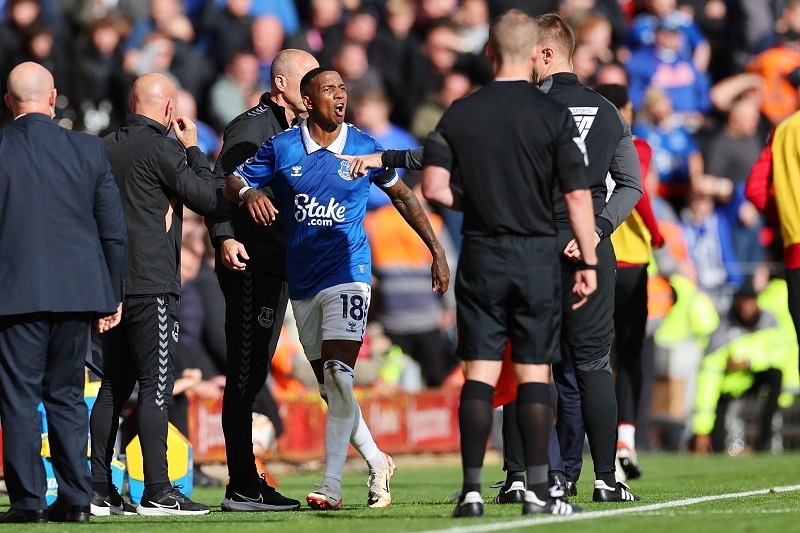 Ashley Young nhận thẻ đỏ ngay hiệp một.