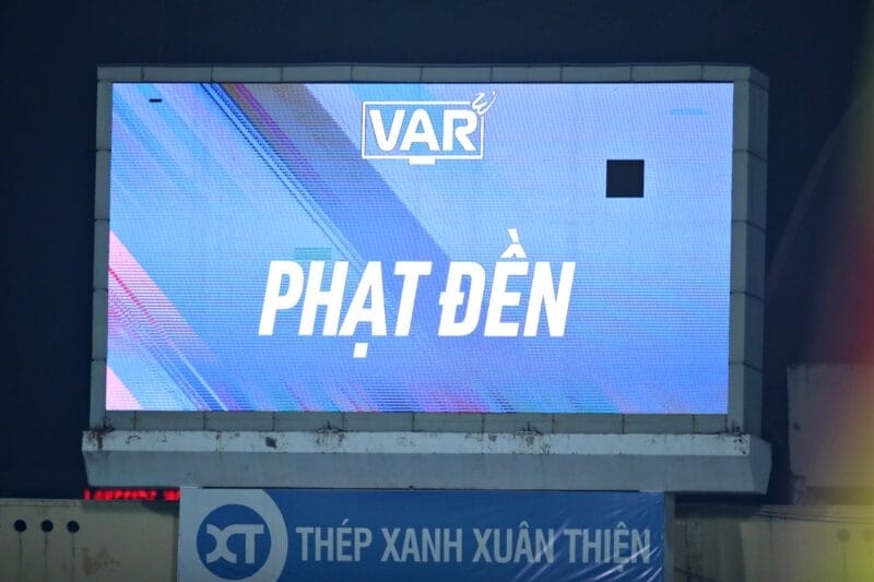 VAR quyết định cho Nam Định hưởng phạt đền ở thời gian bù giờ (Ảnh: Bongda24h)