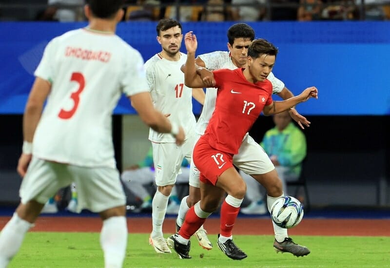 Olympic Hong Kong (đỏ) tạo địa chấn khi hạ gục Iran 1-0 (Ảnh: SCMP).