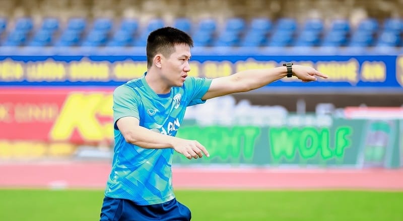 HLV Phan Như Thuật đánh giá cao quyết tâm của các học trò (Ảnh: Song Lam Nghe An Football Club).