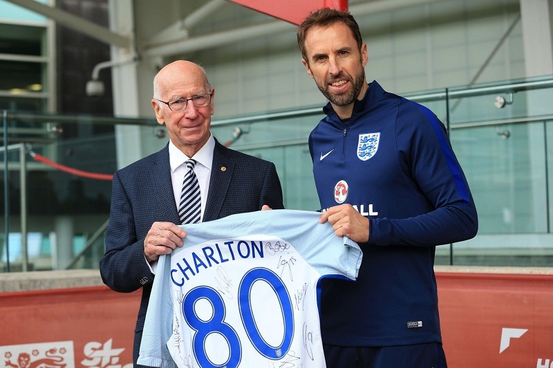 Sir Bobby Charlton từng cùng ĐT Anh vô địch World Cup.