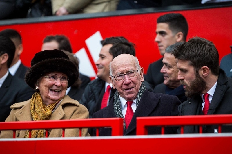 Sir Bobby Charlton gắn bó phần lớn cuộc đời với Man United.