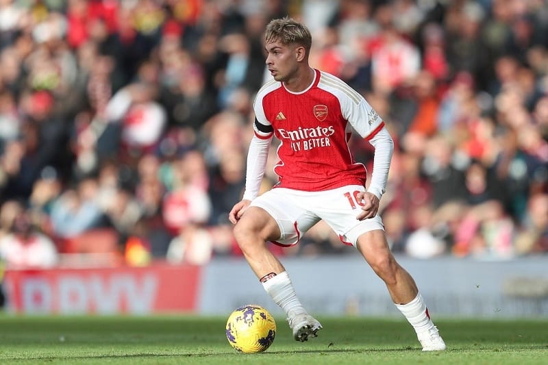 Emile Smith Rowe không có nhiều cơ hội ra sân tại Arsenal.