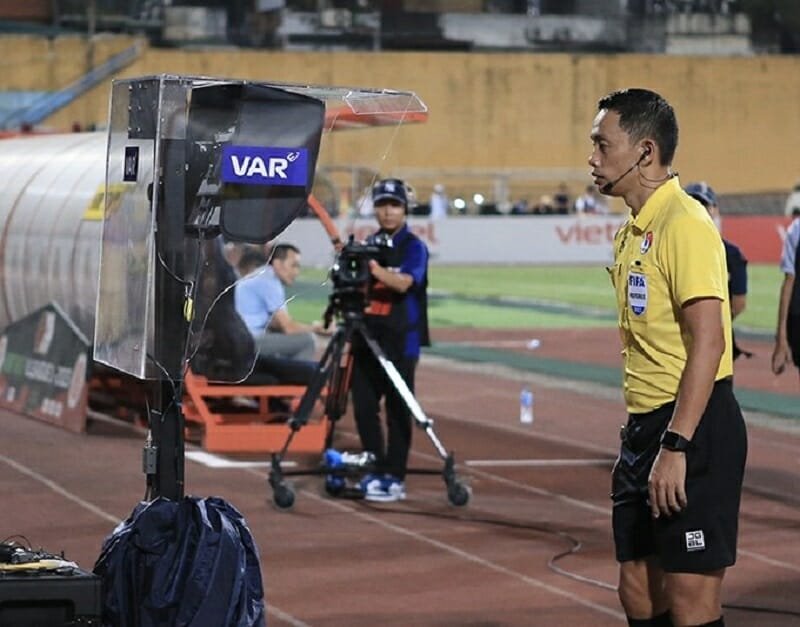 VAR đã được áp dụng tại V-League ở cuối mùa trước (Ảnh: Đức Cường).