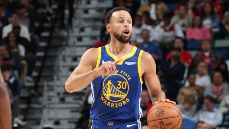 Stephen Curry là hậu vệ dẫn bóng nổi tiếng tại NBA