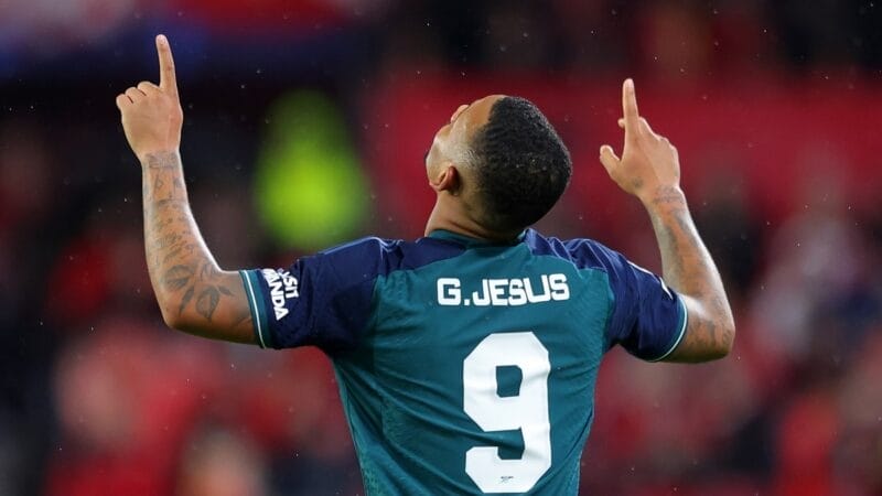 Gabriel Jesus trình diễn tuyệt vời trước Sevilla