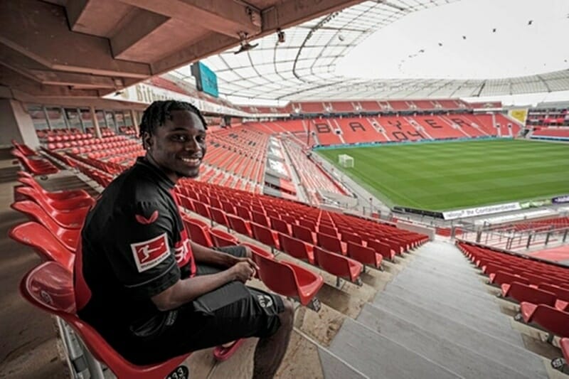 Frimpong đã gia hạn hợp đồng với Leverkusen.