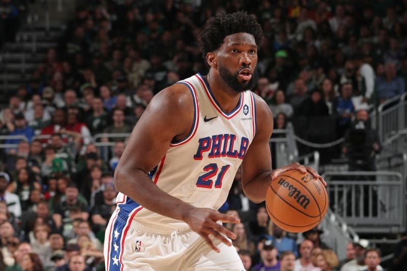 Embiid đã dẫn đầu NBA 2 mùa về khoản ghi điểm