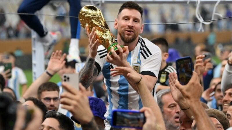 Messi nâng cao danh hiệu World Cup cùng ĐT Argentina