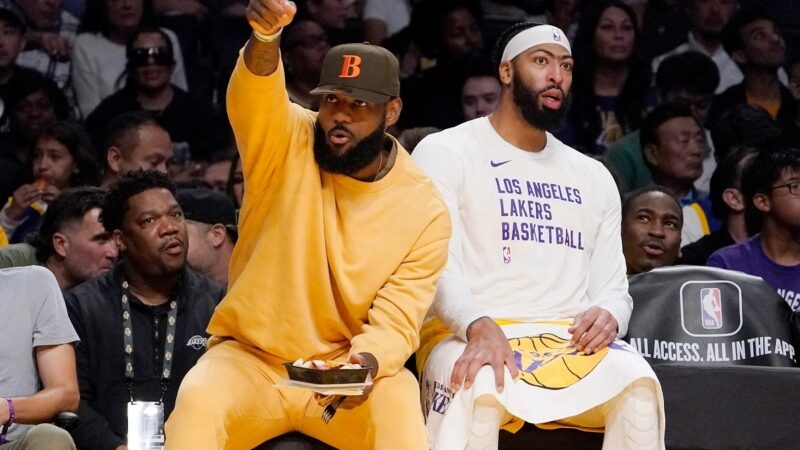 LeBron James ngồi ăn trên ghế dự bị khi đồng đội đang thi đấu