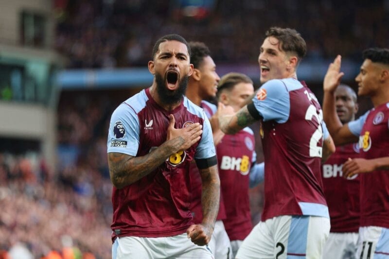 Douglas Luiz tỏa sáng rực rỡ với một cú đúp vào lưới West Ham.