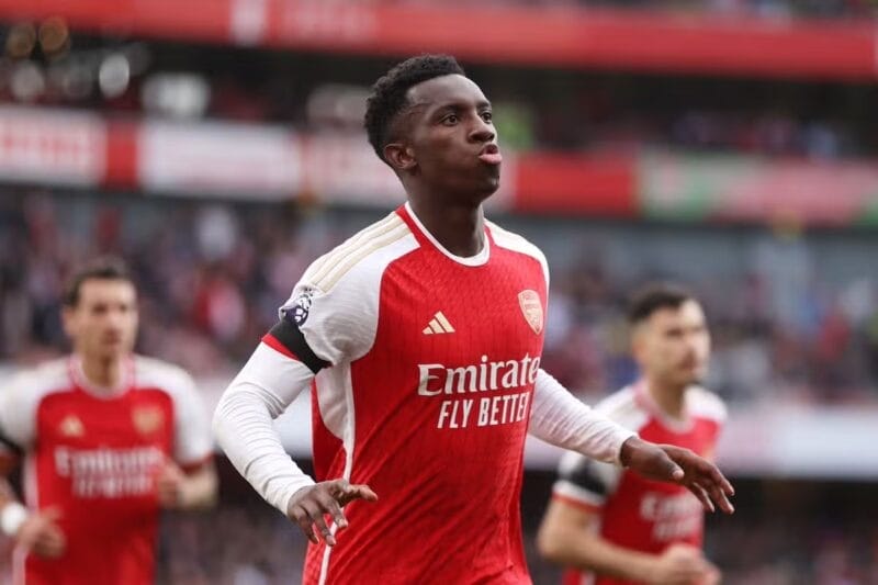 Nketiah tỏa sáng với cú hat-trick