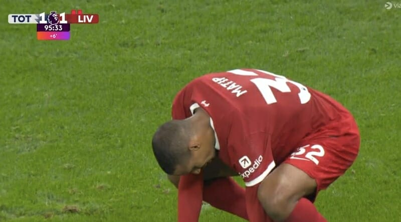 Matip dâng chiến thắng cho Tottenham.