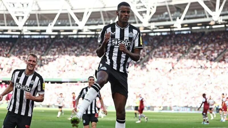 Isak lập cú đúp giúp Newcastle lật ngược tình thế đầu hiệp hai