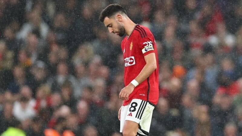 Bruno Fernandes đáng bị tước băng đội trưởng MU