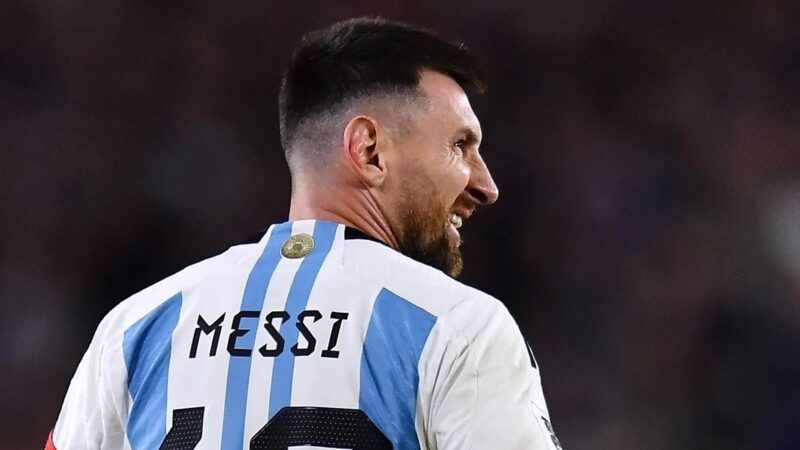 Messi phản ứng bất ngờ khi bị đối thủ nhổ nước bọt vào người