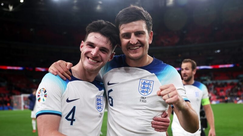 Harry Maguire (phải) thi đấu rất tốt trong màu áo ĐT Anh