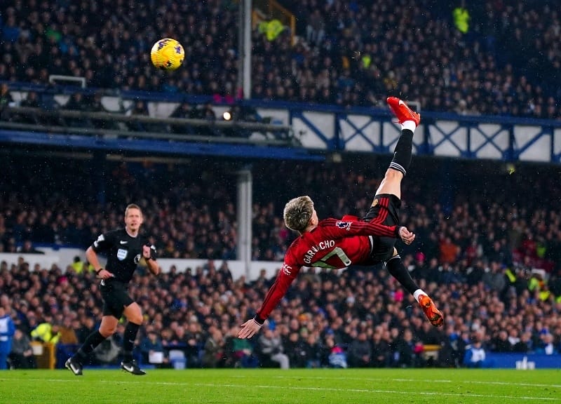 Alejandro Garnacho mở tỷ số cho Man United bằng một siêu phẩm.