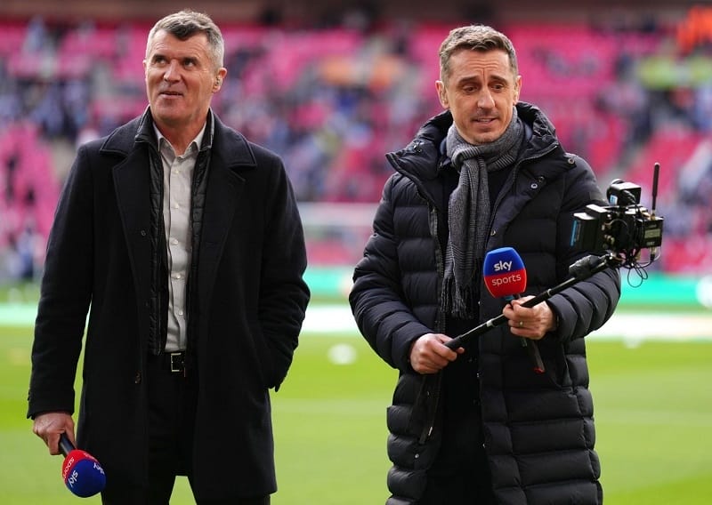 Roy Keane và Gary Neville theo dõi tận mắt bàn thắng của Garnacho tại sân Goodison Park.