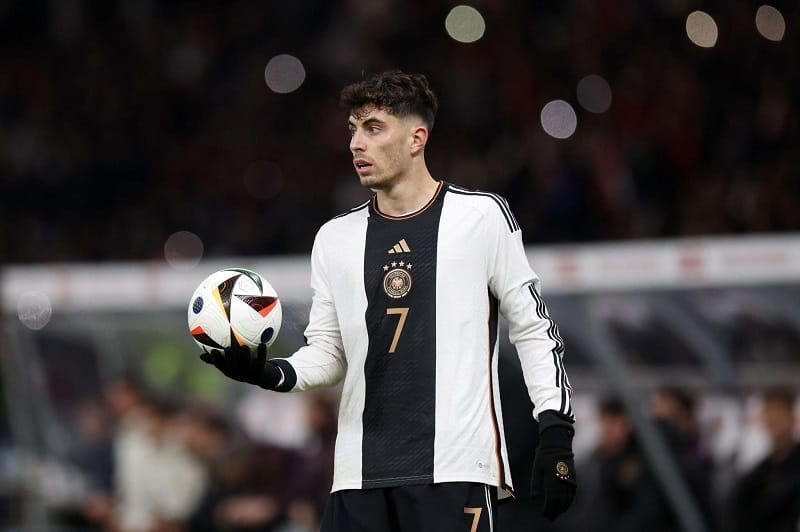 Kai Havertz đá hậu vệ cánh trái ở trận gặp Thổ Nhĩ Kỳ.