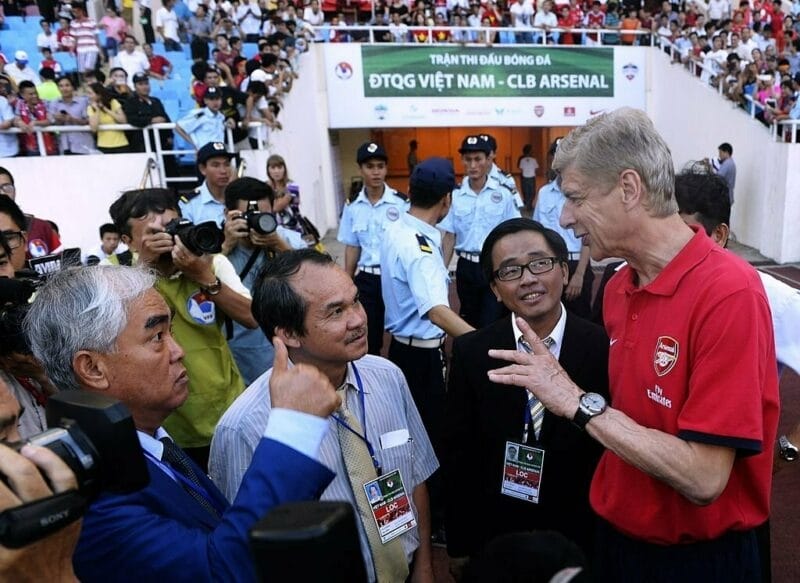 Bầu Đức và HLV Wenger