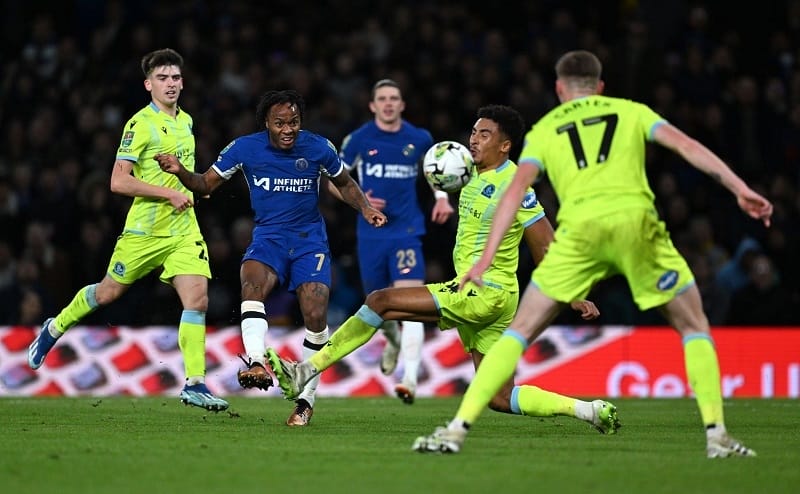 Raheem Sterling dứt điểm quyết đoán để gia tăng cách biệt cho Chelsea.