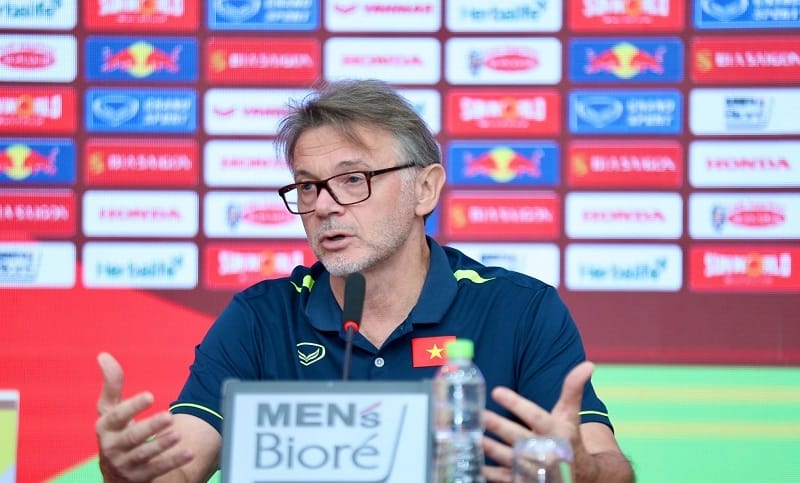 HLV Philippe Troussier trao nhiều cơ hội cho các tài năng trẻ (Ảnh: VFF).