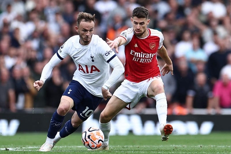 Jorginho mắc sai lầm khiến Arsenal phải nhận bàn thua ở trận gặp Tottenham.