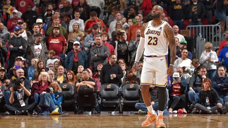 Cổ động viên chăm chú theo dõi LeBron James