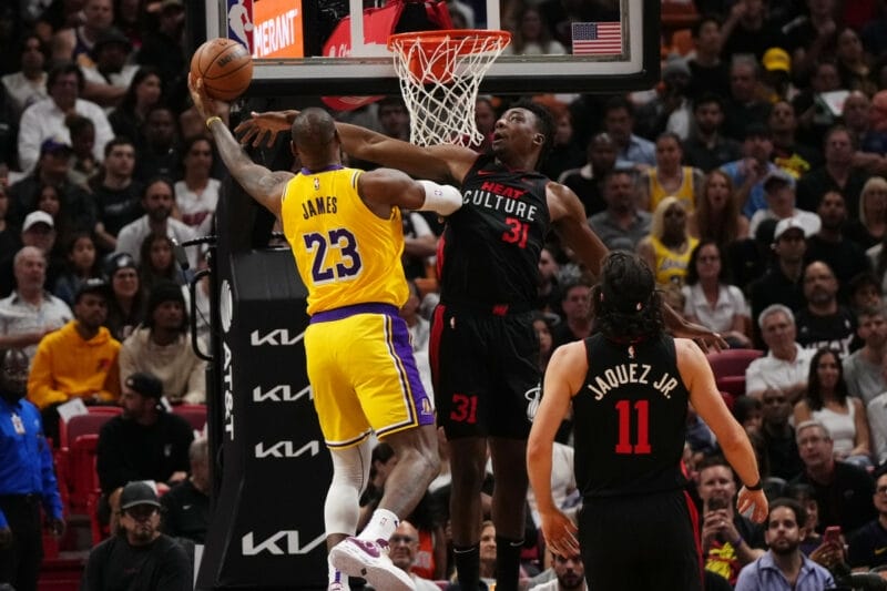 James cho rằng trọng tài đã bỏ qua pha tác động vào mặt anh của Thomas Bryant