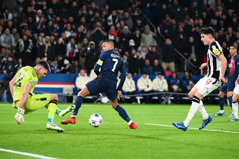 Mbappe bỏ lỡ cơ hội ghi bàn mở tỷ số.