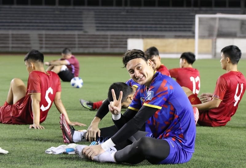 ĐT Việt Nam đang tập luyện trên mặt cỏ nhân tạo của sân Rizal Memorial (Ảnh: Liên đoàn Bóng đá Việt Nam – VFF).