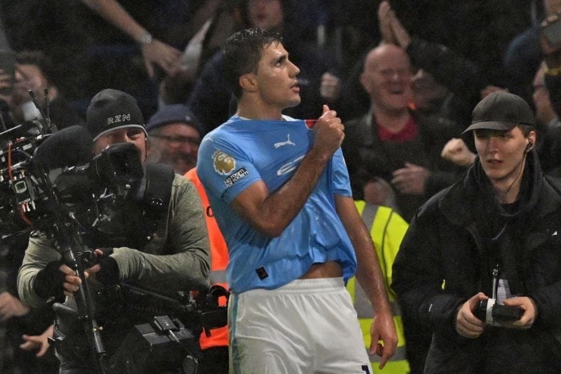 Rodri ghi bàn nhưng Man City vẫn mất điểm