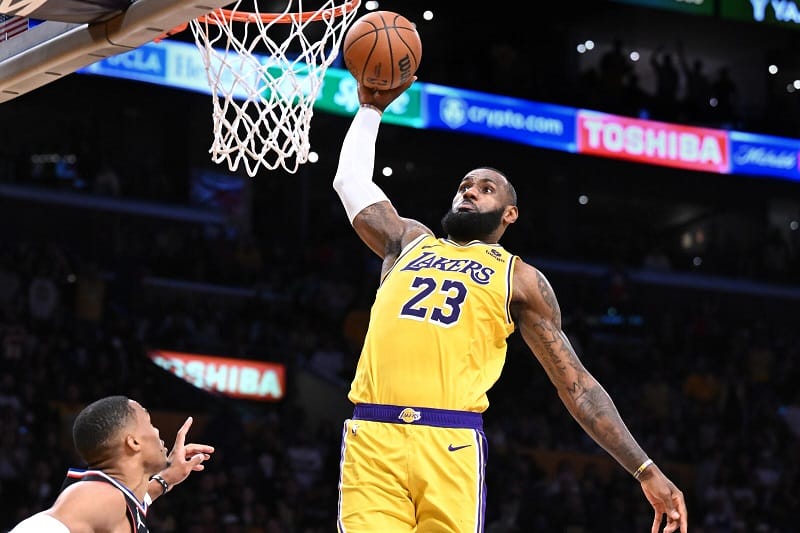 LeBron thi đấu dũng mãnh