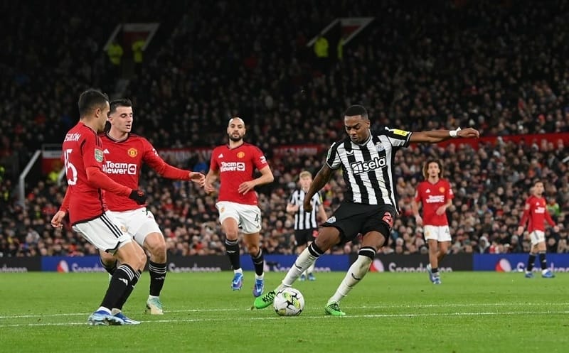 Newcastle vừa biến Man United thành cựu vương