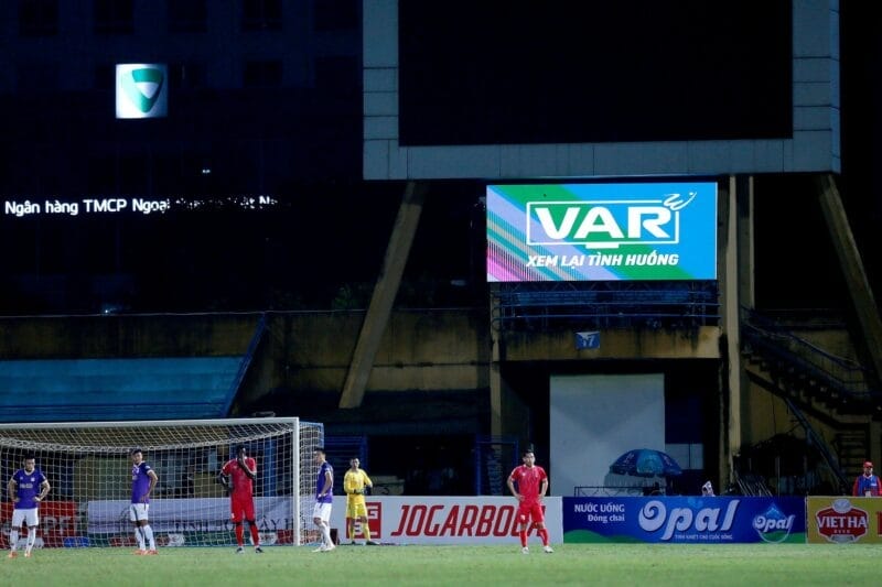 VAR vẫn đang để lại tranh cãi ở V-League (Ảnh: Thanh Niên).