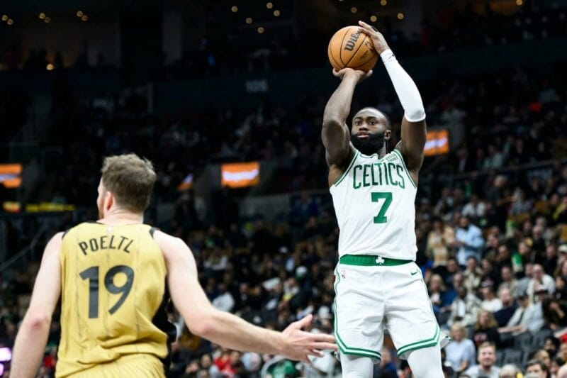 Jaylen Brown không hài lòng với chất lượng mặt sân trong trận đấu với Toronto Raptors.