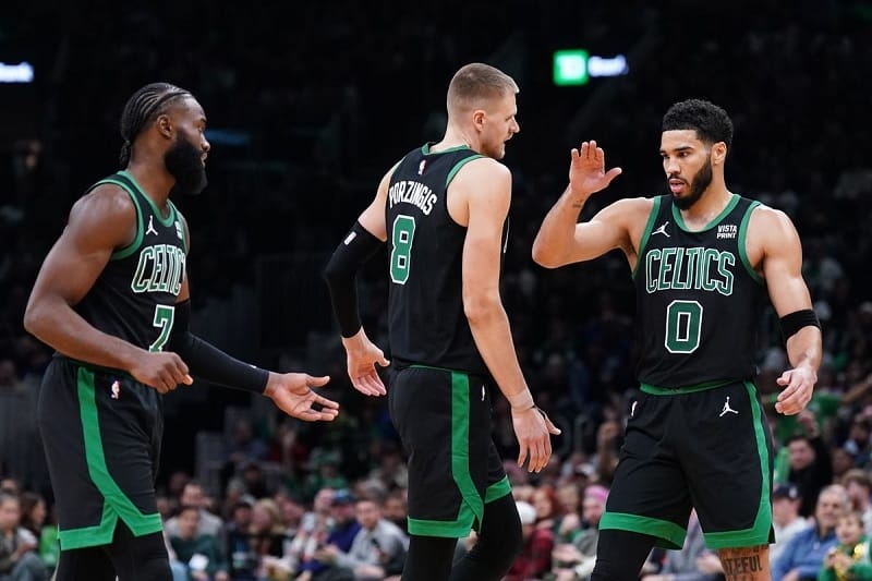 Số 0 và đồng đội vừa hạ Knicks