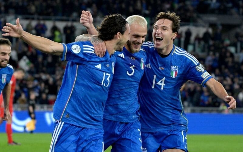 Italia sớm dẫn 3-0 sau hiệp một