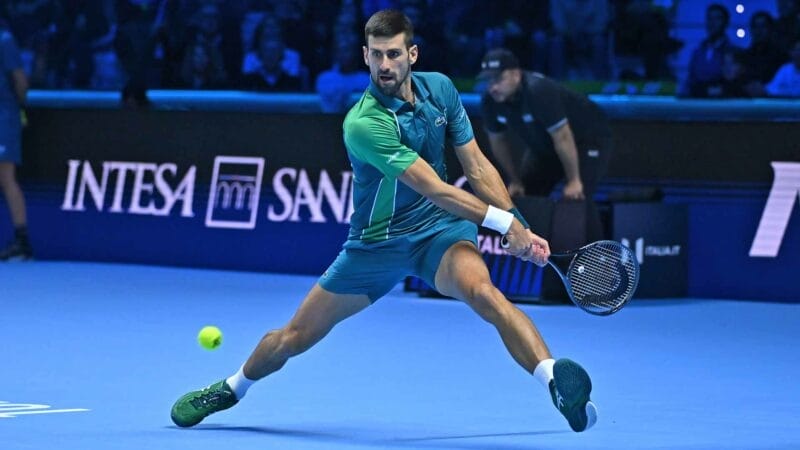 Djokovic thể hiện bản lĩnh trước đàn em Alcaraz